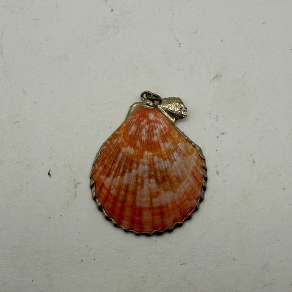 Scalloped Seashell Pendant Shell Beach Ocean Jewelry Orange Gold Tone - Picture 5 of 7